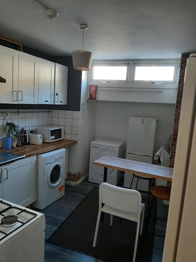 Single Room With Underbed 8 Лондон Екстериор снимка