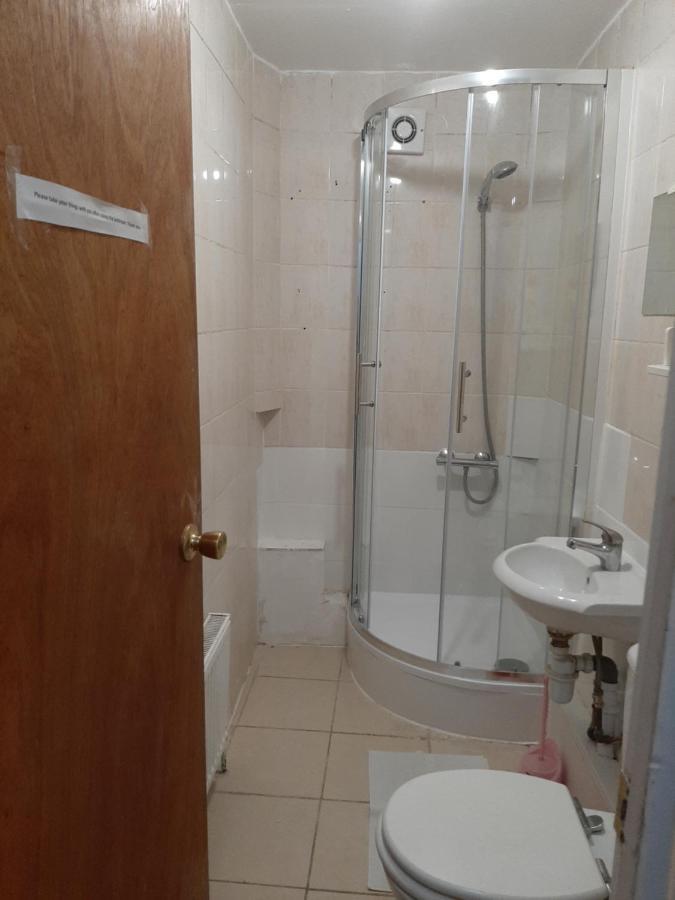 Single Room With Underbed 8 Лондон Екстериор снимка